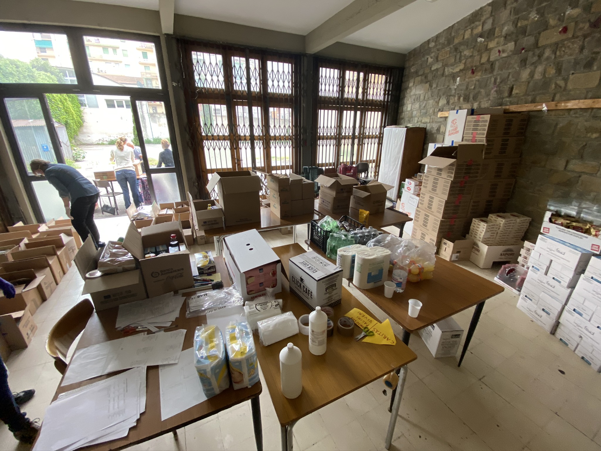 IMG_1093 Preparazione pacchi viveri caritas